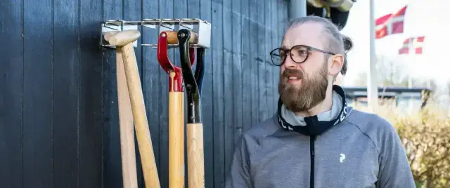 Viting420 redskabsophæng til haveredskaber monteret på haveskur